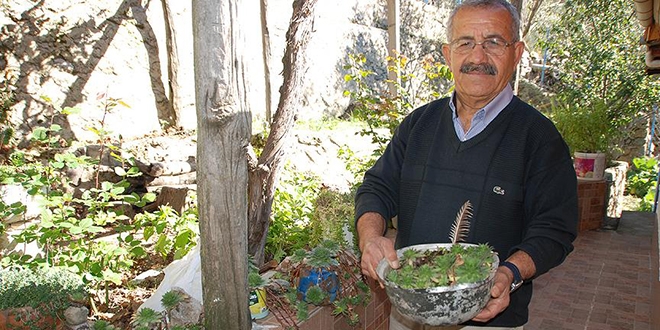 Emekli retmen mahalleliye rnek oldu