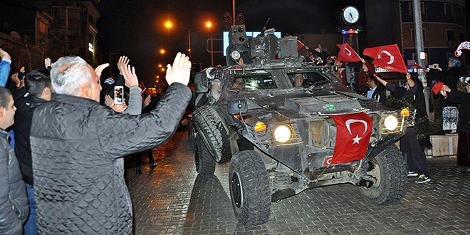Adıyaman'da vatandaşlardan askerlere sevgi gösterisi