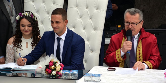 Uzman çavuşa ilçe meydanında nikah