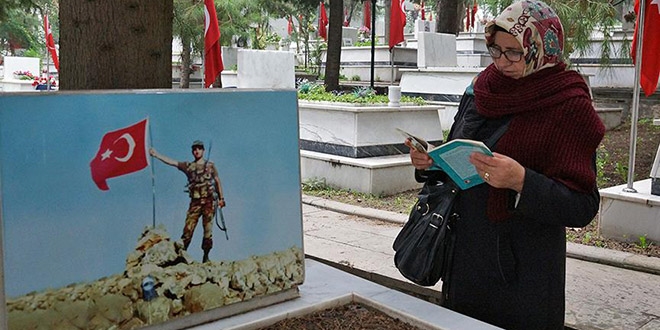 Şehit oğluna Afrin'deki kahramanlıkları anlatıyor