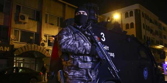 Diyarbakır'da 3 bin polisle operasyon: 77 gözaltı