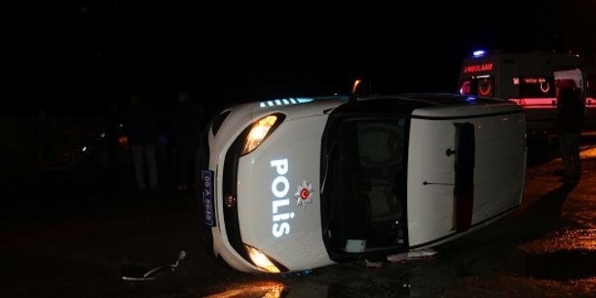 Aydın'da otomobil polis aracına çarptı: 2 yaralı