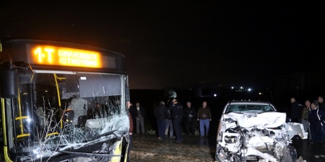 Bursa'da belediye otobüsü ile kamyonet çarpıştı: 1 ölü, 2 yaralı
