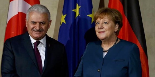Merkel, Başbakan Yıldırım'a KHK ihraçlarını sordu