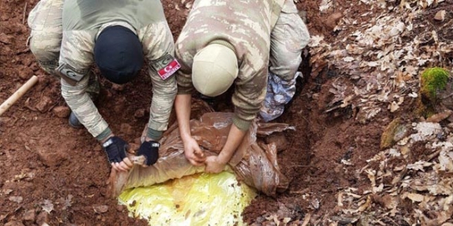 Mehmetçik toprak altına gizlenmiş halde buldu!