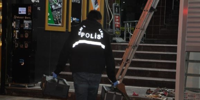 Tüfeği temizlerken kendini vurdu