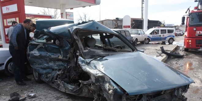 Hurdaya dönen otomobilden sağ çıktı