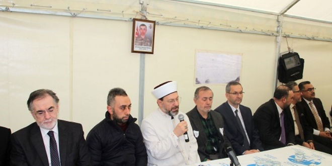 Diyanet İşleri Başkanı Erbaş, şehit askerin ailesini ziyaret etti