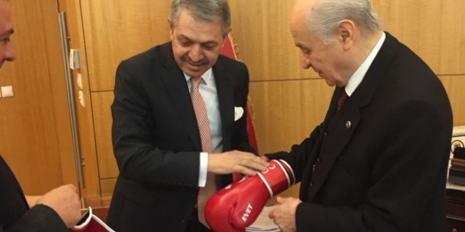 Devlet Bahçeli, boks eldivenleri giydi