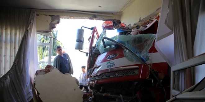 Otomobille çarpışan çöp kamyonu eve girdi: 3 yaralı