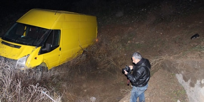 Minibüs 30 metreden dereye yuvarlandı