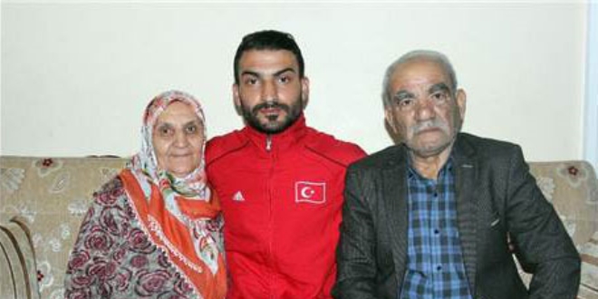 Afrin gazisi tedavisinin ardından baba ocağına getirildi