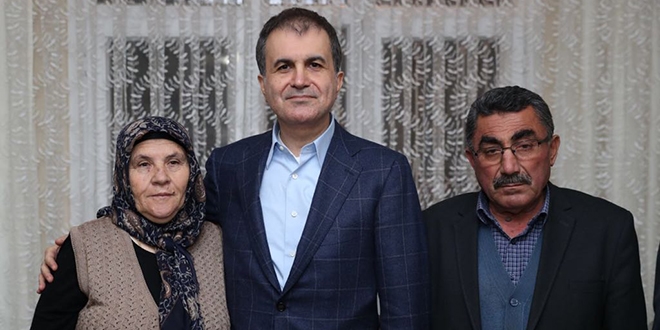 Bakan Çelik'ten şehit annesi Tura'ya ziyaret