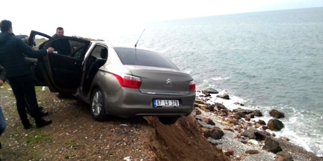 Askıda kalan otomobili vatandaşlar tuttu