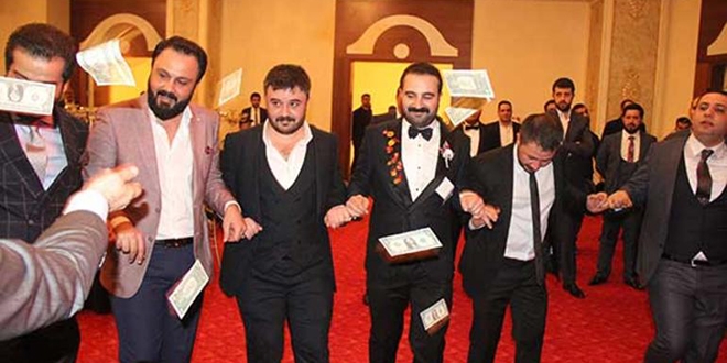 Aşiret düğününde gelini altına boğdular