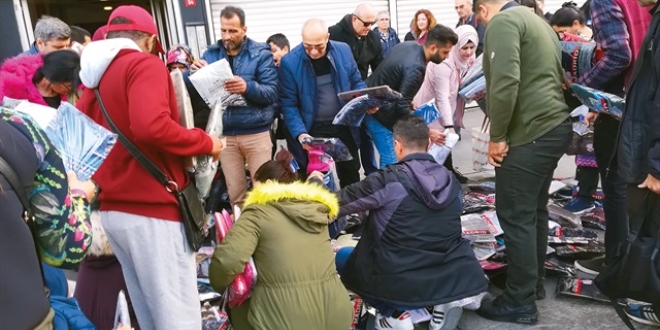 Piyasa işportacılarda: 5 bin Lira kazanç