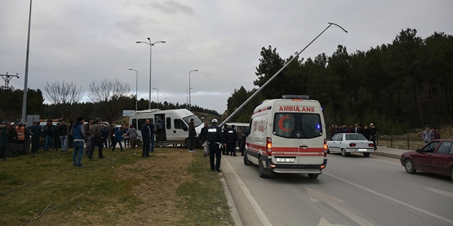 Sinop'ta iki servis minibüsü çarpıştı: 14 yaralı