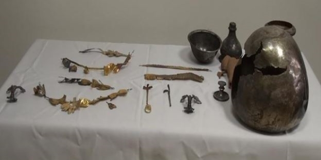 2 bin 200 yıllık tarihi taç ele geçirildi