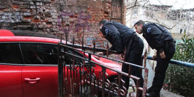 Otomobille merdivenlerden inmeye çalıştı