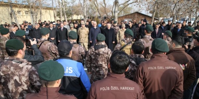 44 özel harekat polis idualarla Afrin'e uğurlandı