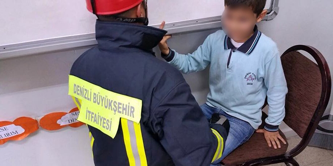 Parmağı akıllı tahtaya sıkışan öğrenciyi itfaiye kurtardı