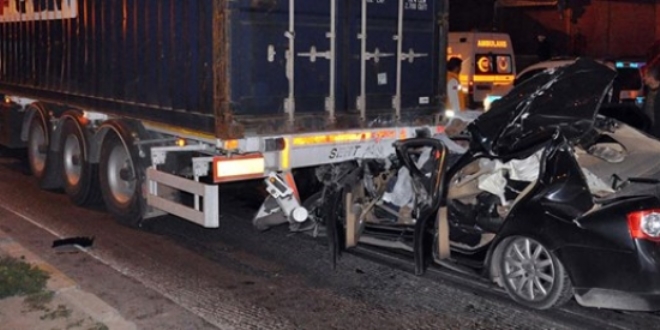 Otomobil yol kenarındaki tıra çarptı: 3 ölü, 2 yaralı