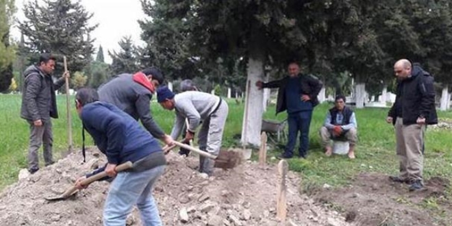 Babasının ateist olduğunu söyleyip ilginç bir şekilde defnetti