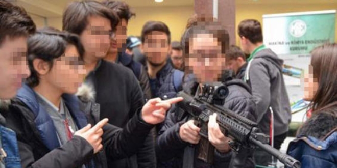 Kim bu çocukları silah fuarına götürdü?