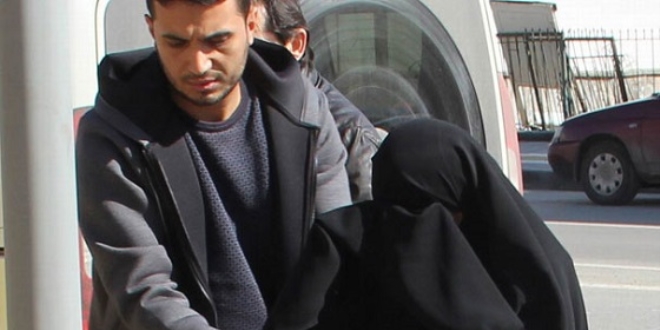 Kız arkadaşıyla rahat dolaşmak için 'çarşaf' giymiş