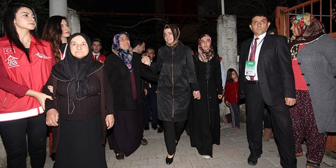 Bakan Kaya Afrin şehidinin evini ziyaret etti