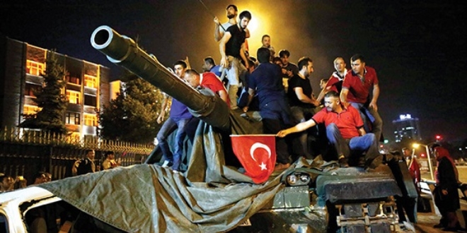 04.00'te 700 gözaltı cuntacıyı korkuttu