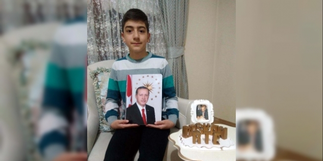 Erdoğan'ın gazetelerdeki resimlerinden albüm yaptı