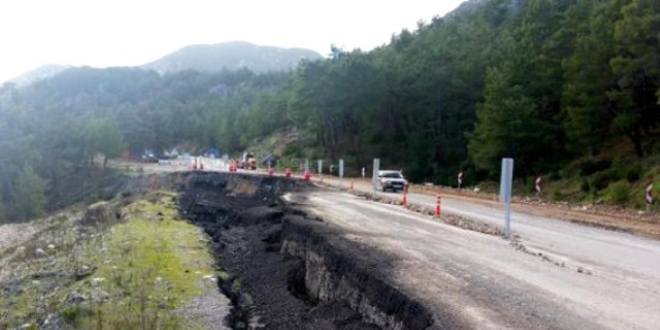 Antalya-Kumluca karayolu trafie kapand