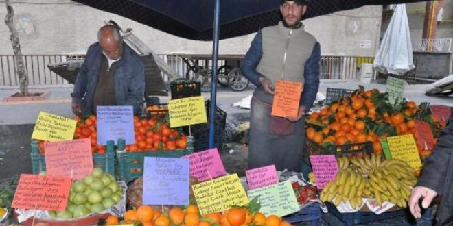 Pazarcı, etiketlere fiyat yerine şiir yazıyor