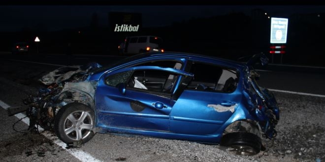 Konya'da otomobil elektrik direğine çarptı: 2 ölü, 1 yaralı