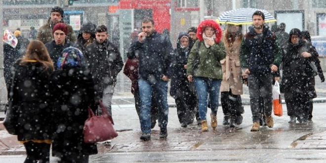 İstanbul'da bazı bölgelerde kar yağışı etkili oluyor