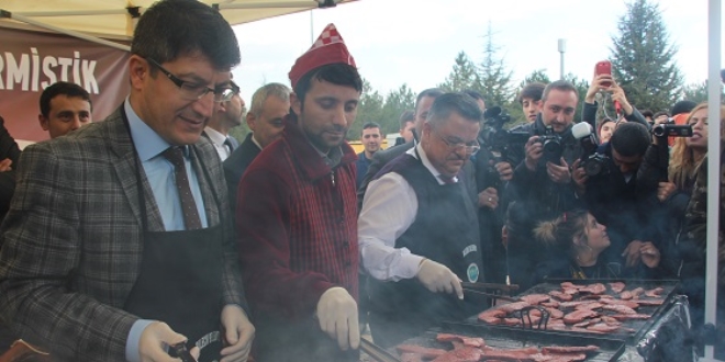 Bilecik Belediye Başkanı'ndan öğrencilere sucuk ekmek