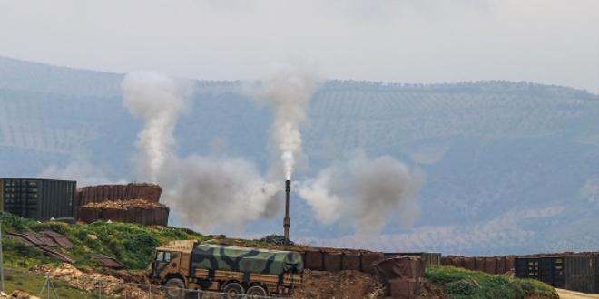 Afrin'de, obüsler terör mevzilerini vurmaya devam ediyor