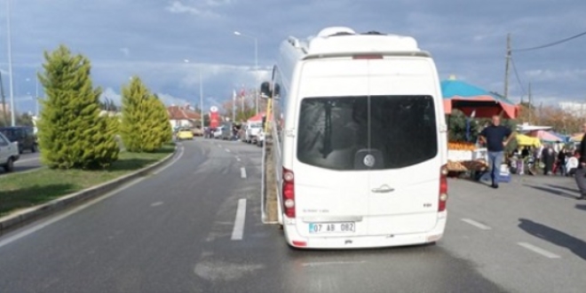 Korsan servisle öğrenci taşırken alkollü yakalandı