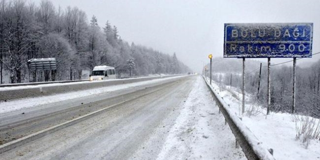 Bolu Dağı'nda yoğun kar yağışı etkili oluyor