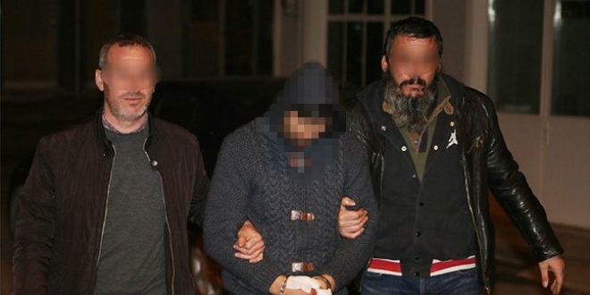 Annesini ve üvey babasını öldüren sanığa hapis cezası