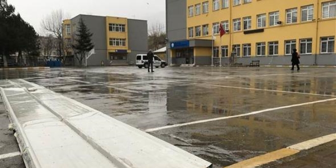 Kız öğrenciyi ölümden sırtındaki çantası kurtardı