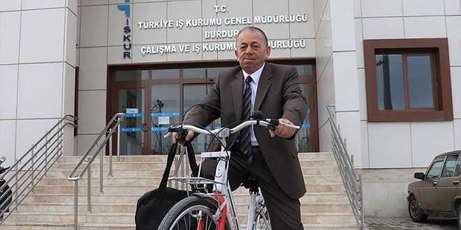 'Resmi hizmete mahsus' bisikletiyle evrak datyor