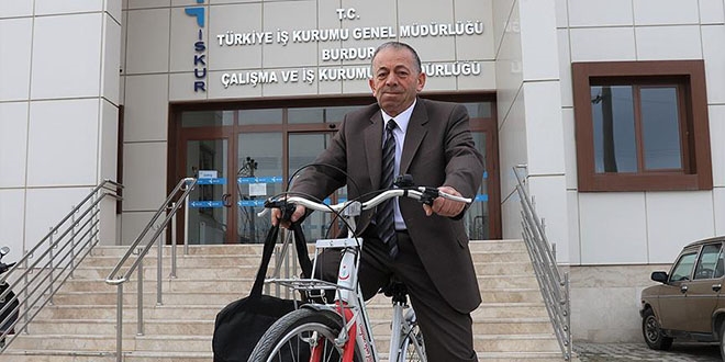 'Resmi hizmete mahsus' bisikletiyle evrak dağıtıyor