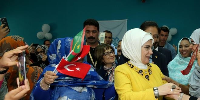 Emine Erdoğan, Moritanya'da Maarif Okulu'nu ziyaret etti