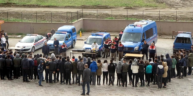 Jandarmadan lise öğrencilerine trafik eğitimi