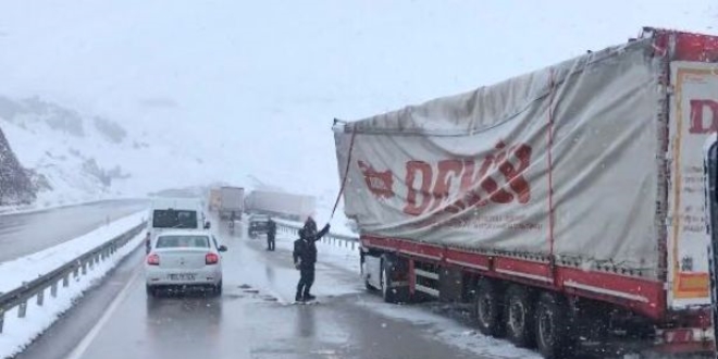Kars-Erzurum Karayolu'nda baz aralar yolda kald