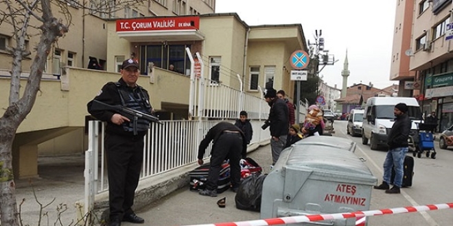 Polis merkezinin önünde şüpheli valiz alarmı