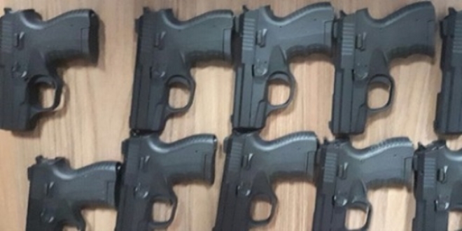Mısır unu çuvalında 10 ruhsatsız tabanca ele geçirildi