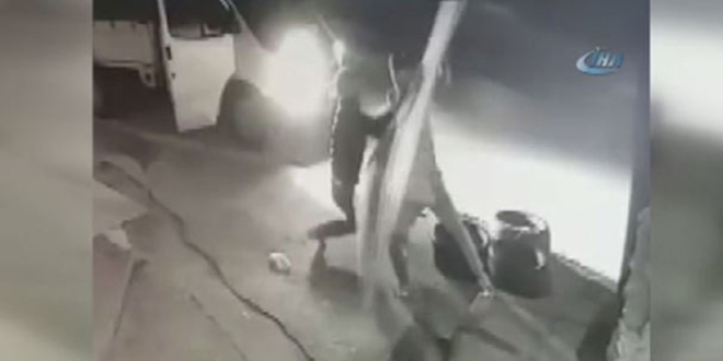 Kamyonla gelip Türk bayrağını indirdiler!